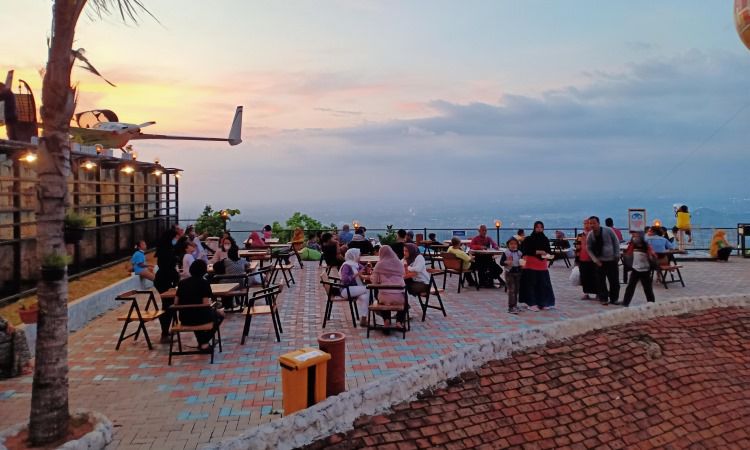 Taman Watu Amben Menikmati Panorama Indah Sembari Kulineran Di Bantul