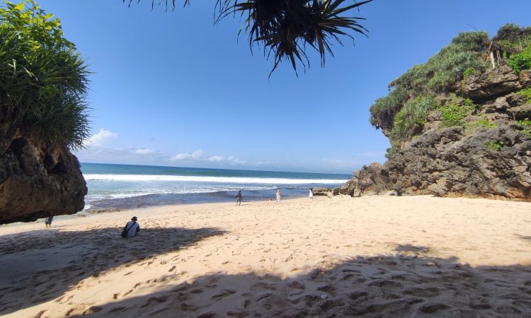 Pantai Watu Lawang Surga Bahari Tersembunyi Nan Eksotis Di Gunung