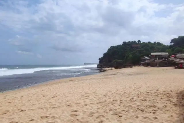 Pantai Watu Lawang Surga Bahari Tersembunyi Nan Eksotis Di Gunung