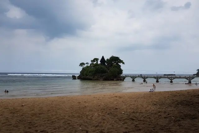 Pantai Balekambang Menyaksikan Pesona Miniatur Tanah Lot Di Malang