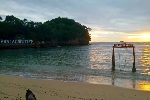 Pantai Ngliyep Pantai Pasir Putih Eksotis Berpadu Dengan Pesona Gunung