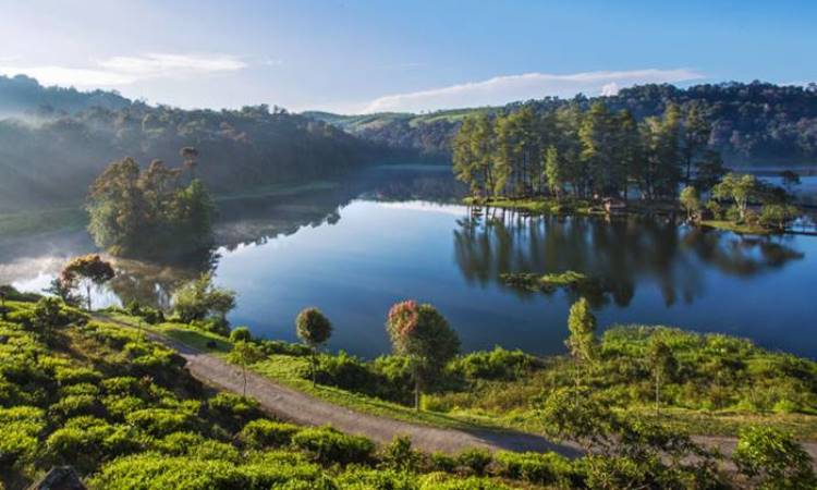 20 Tempat Wisata Alam Di Bandung Yang Populer Buat Liburan De Java