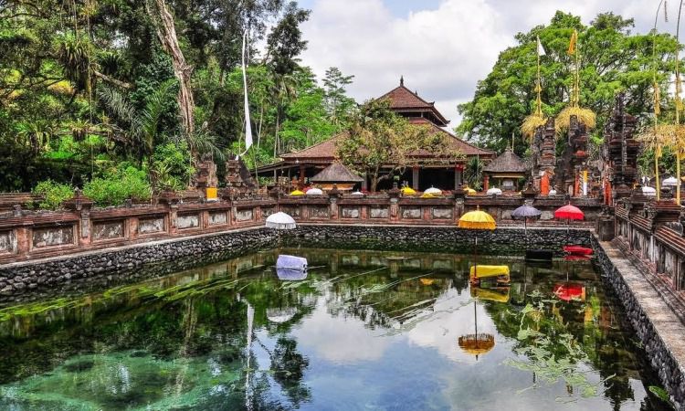 Tampak Siring Bali, Menikmati Keindahan Pura Tirta Empul & Istana ...