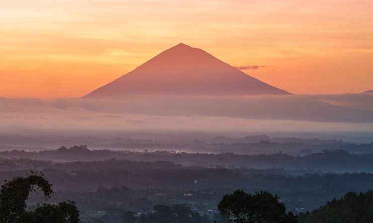 Gunung Agung, Destinasi Favorit Para Pendaki Di Pulau Bali - De Bali