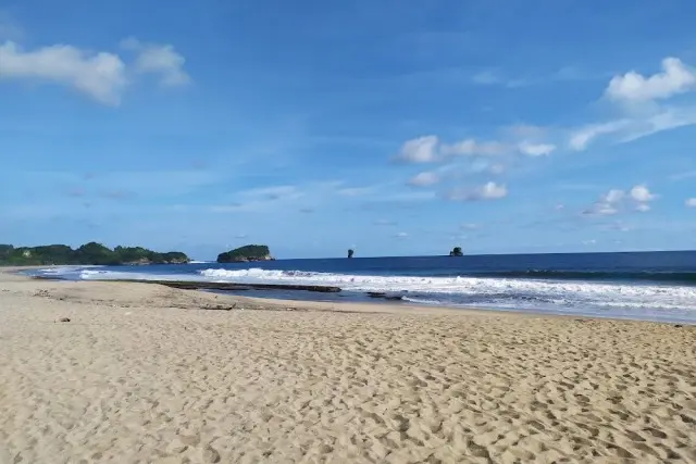 Pantai Bajul Mati, Pantai Indah di Malang yang Diapit Perbukitan ...