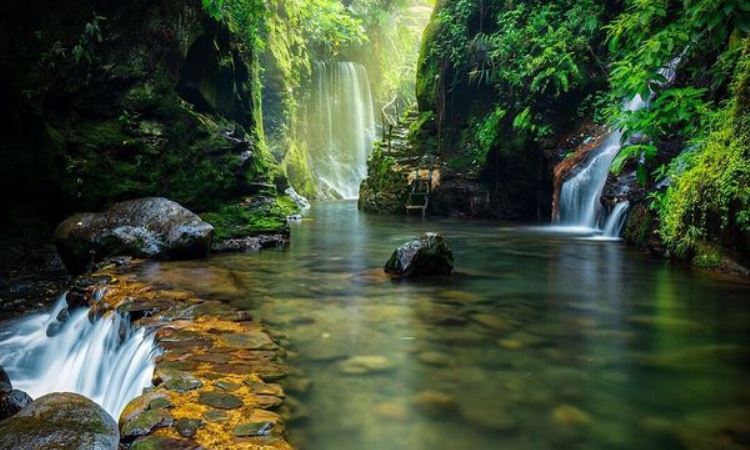 5 Air Terjun (Curug) Di Puncak Bogor Yang Paling Indah & Hits - De Java