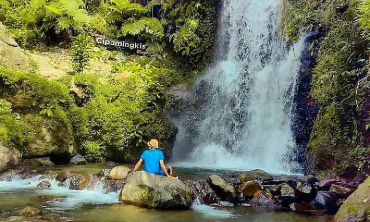 Indahnya Curug Cipamingkis, Wisata Alam Favorit Di Jonggol Bogor - De Java